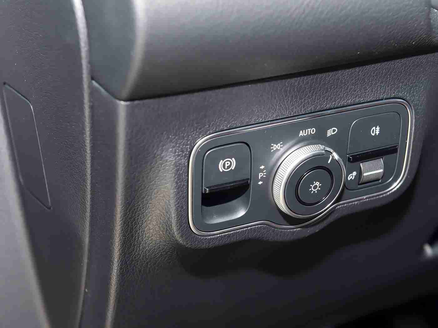 亚洲一区二区三,新能源汽车浪潮下，亚洲三大区域市场动态解析：技术驱动，品牌争霸，购车新选择-1