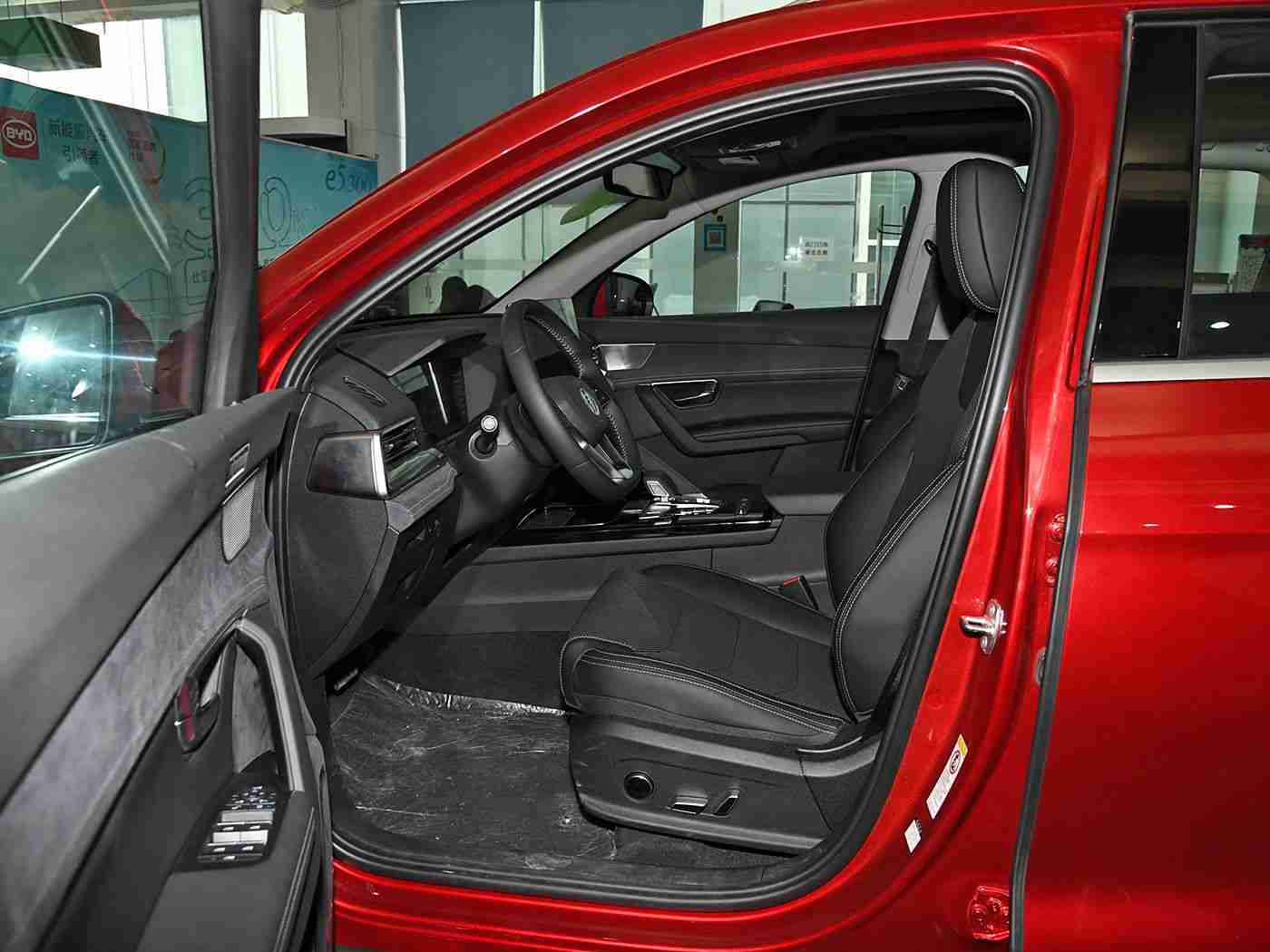 少妇XXX,流线时尚，动力澎湃，安全守护，新锐座驾，引领潮流-1