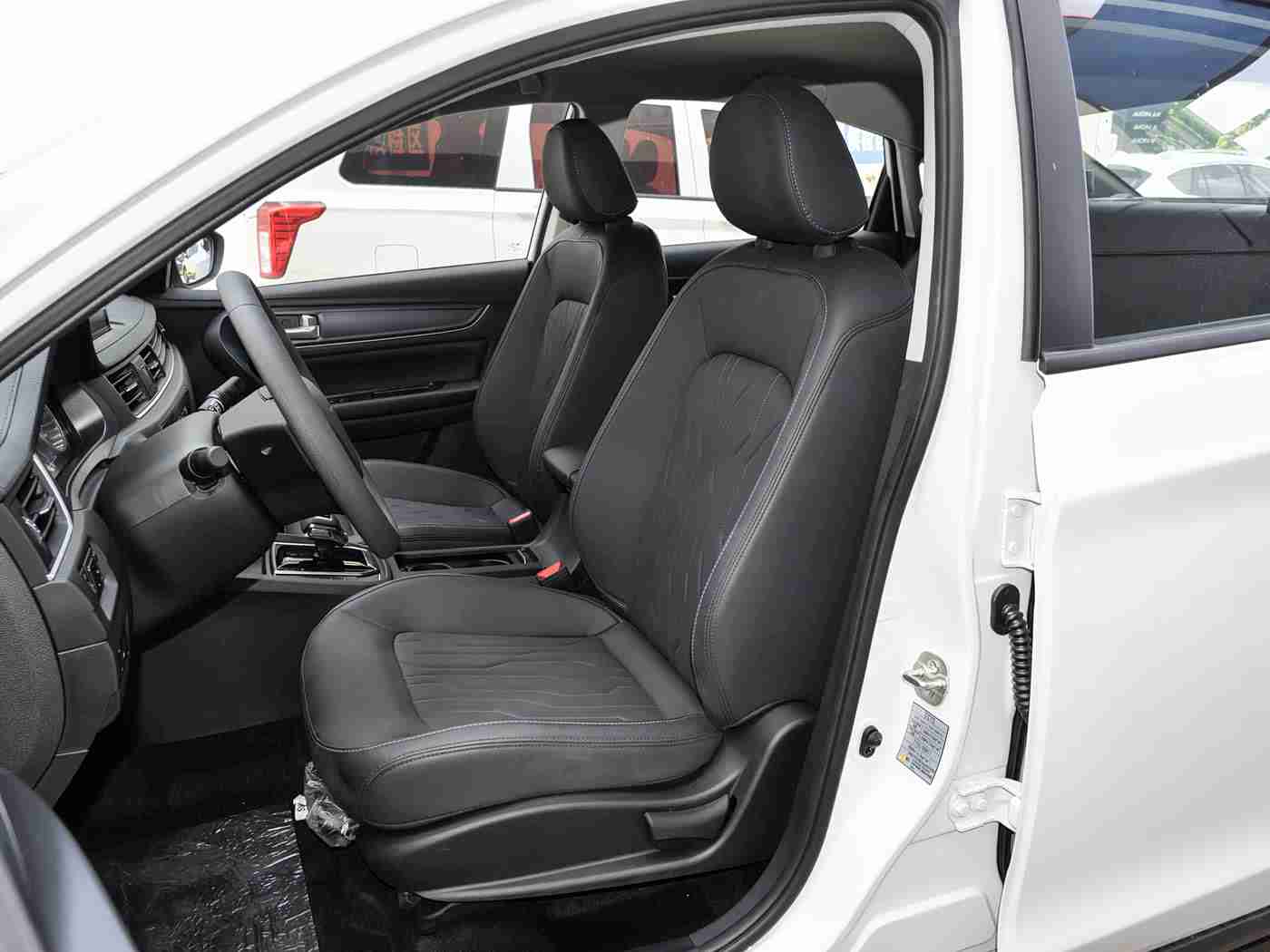 JuliaAnn与小伙子内谢,创新设计遇高效动力，全新车型引领行业潮流-2