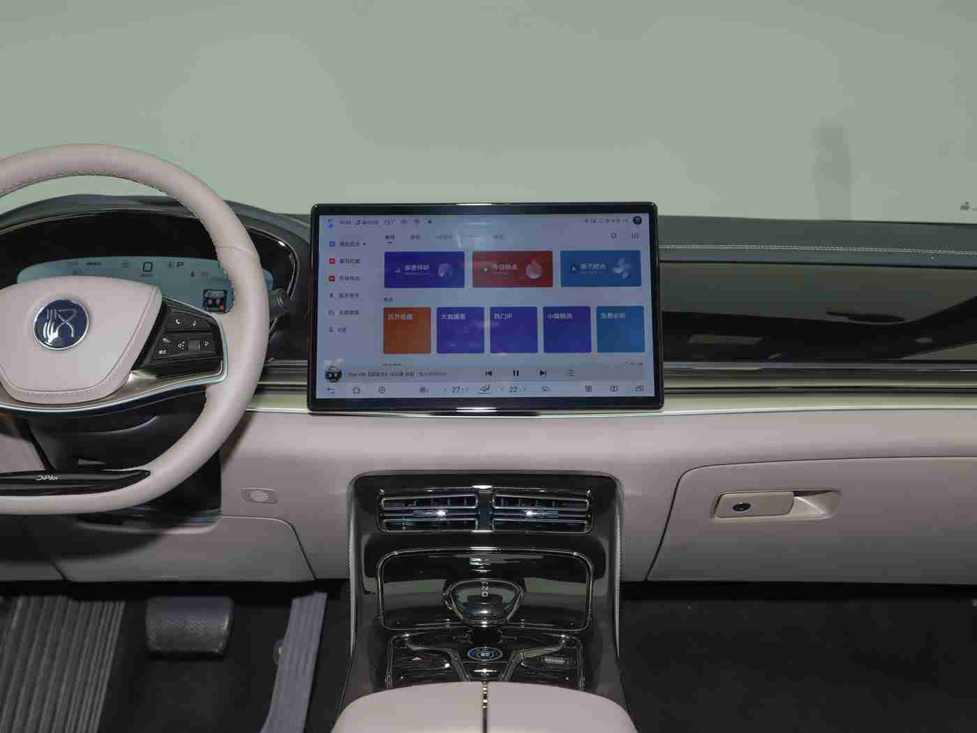 迪丽热巴被操视频,迪丽热巴携手豪华车型演绎跨界广告，时尚科技魅力引爆眼球-3