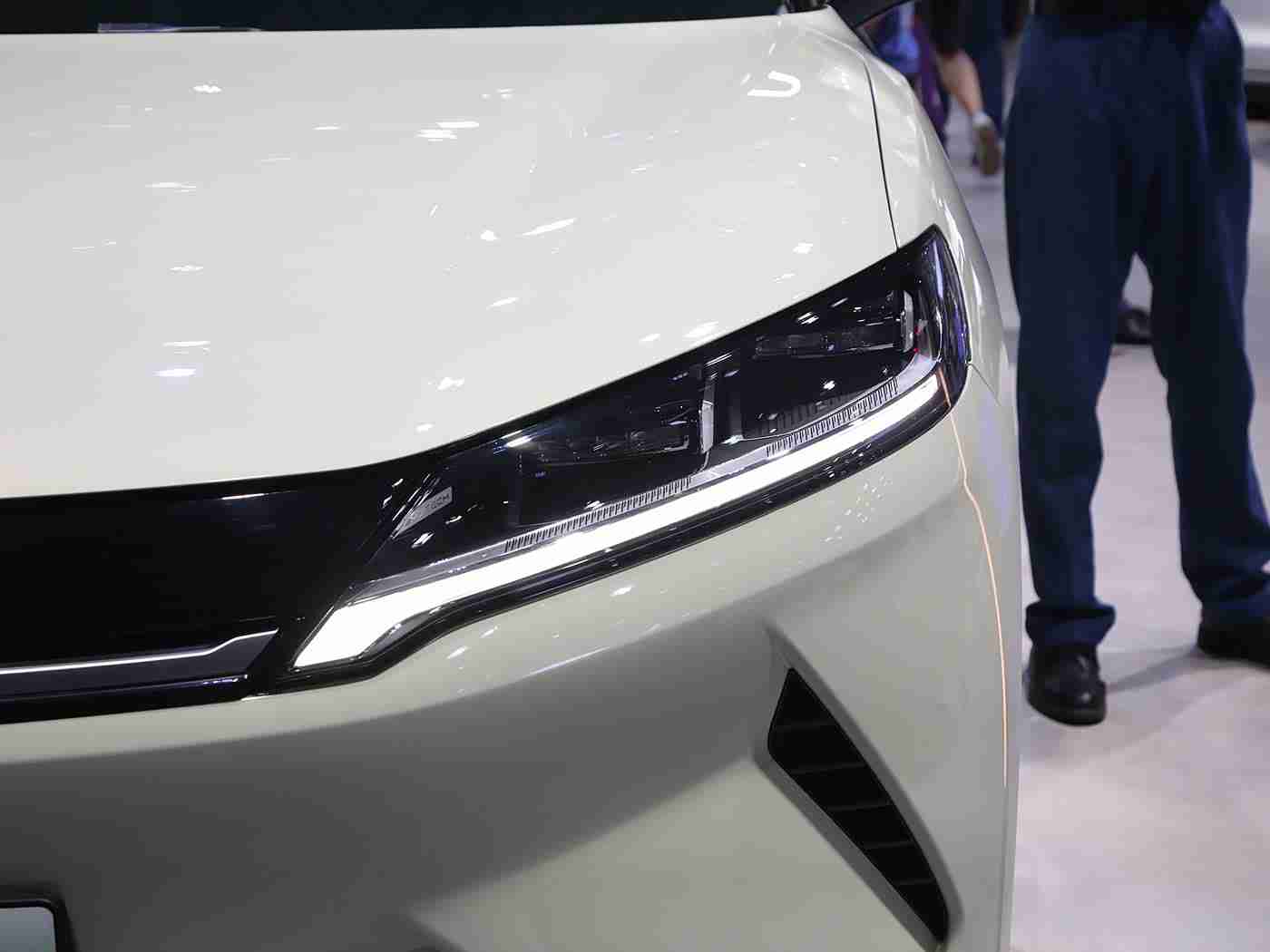 欧美一卡二卡,“融合欧美国际设计，引领环保科技潮流：全新车型即将上市，未来汽车市场新宠瞩目！”-1