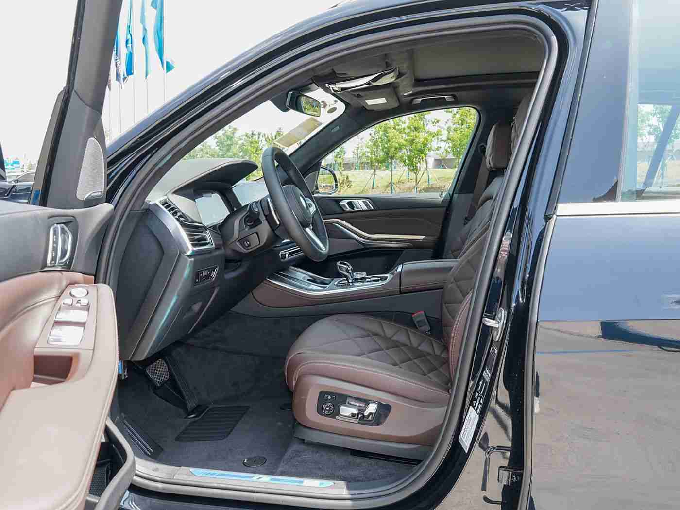 一性一交一做一爱,驾驭卓越,智能便捷,人性关怀,温馨相伴:全新车型引领汽车市场潮流-1