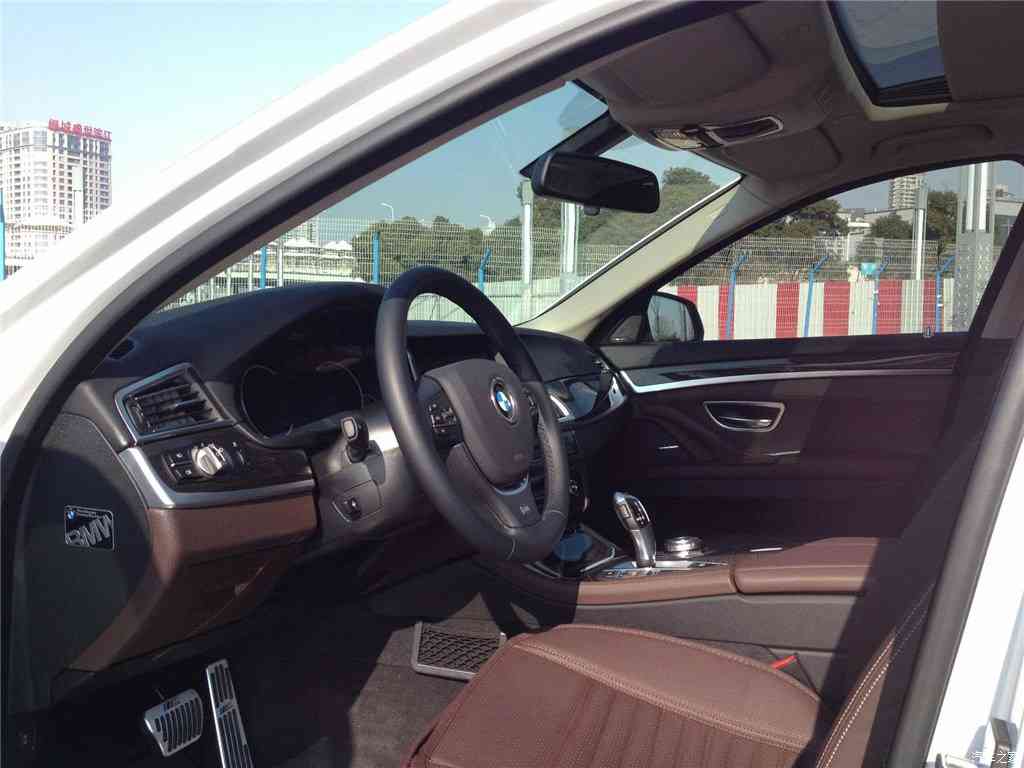 九九亚洲,九九亚洲全新SUV车型惊艳亮相，时尚外观与强劲动力引领汽车行业新潮流-3