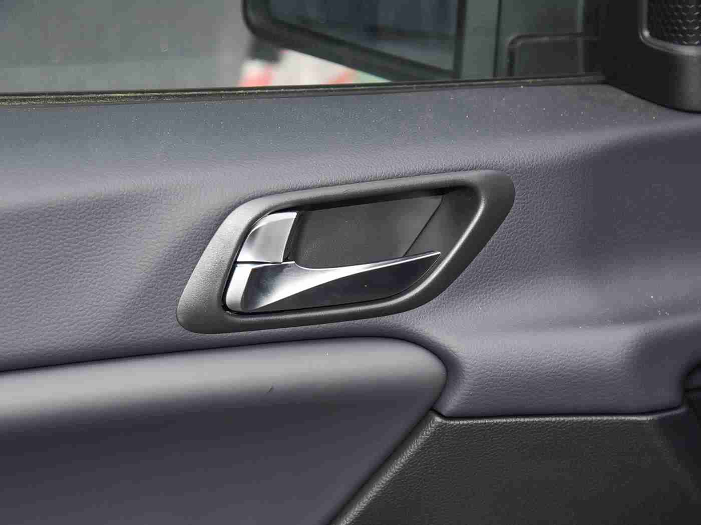 男生女生一起叉叉叉,全新SUV跨界时尚，男女皆爱，热议话题燃爆驾驶乐趣-1