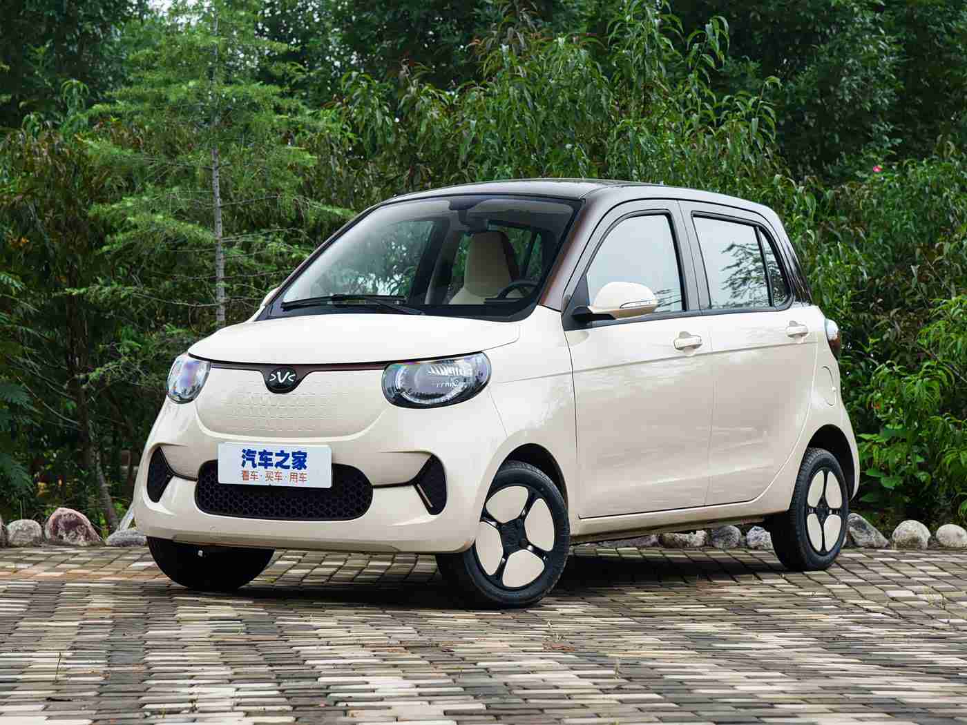 艳女直播间,新能源汽车艳女直播首秀，流线外观动力强劲，智能配置领跑未来车市-2