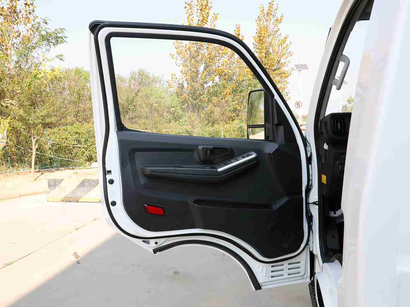 三级av,新能源汽车巨头新宠，“三级AV”混合动力概念车引领绿色出行新风尚-1