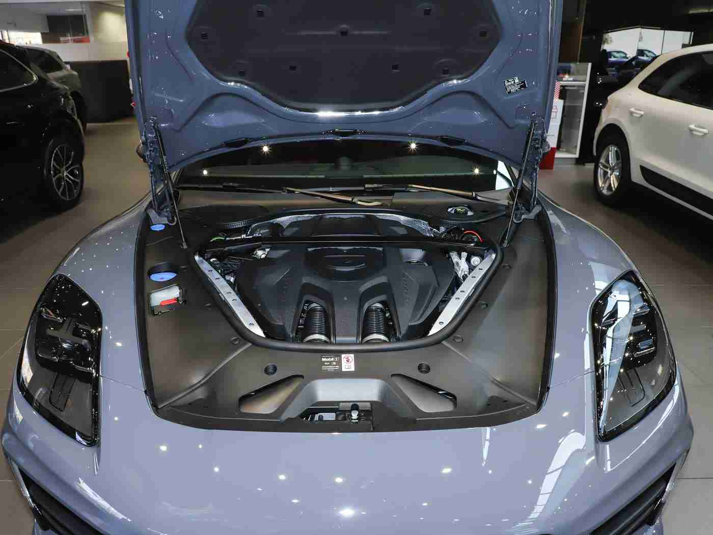 阿娇打开双腿被亲GIF,“争议GIF引爆汽车营销风波：阿娇事件暴露行业自律缺失，品牌形象受损引深思”-1