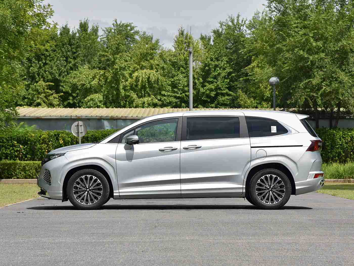 亚洲综合一区二区,汽车市场风云变幻：揭秘我国一、二区市场新格局，品牌竞争白热化-3