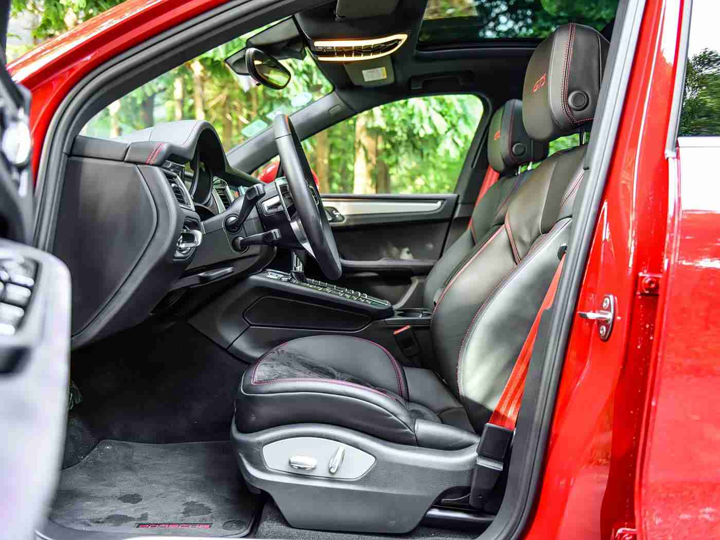 下载黄软件,智能汽车安全引担忧：警惕黄软件潜藏隐患，共筑行车安全防线-2