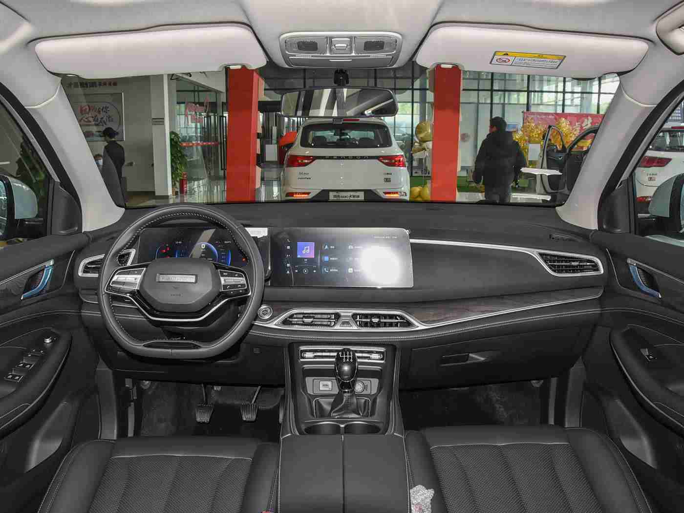 男生把小困困放到女生困困里,汽车智能新突破：定制化“小困困”助手引领个性化驾驶体验-1