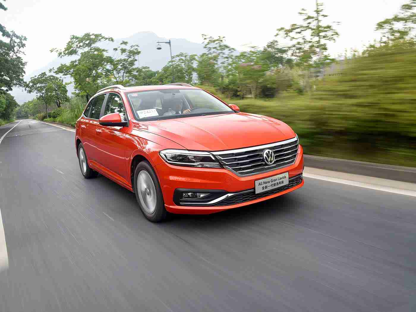 女生让男生诵,“女性专属新车型亮相,智能科技与时尚配色满足个性需求,汽车品牌关爱女性出行安全”-1