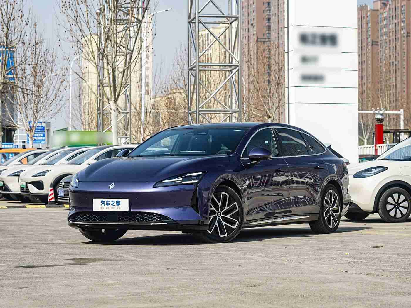 男生女生一起插插插,新能源潮流先锋，插电智驾，续航无忧，时尚豪华，价格亲民-3