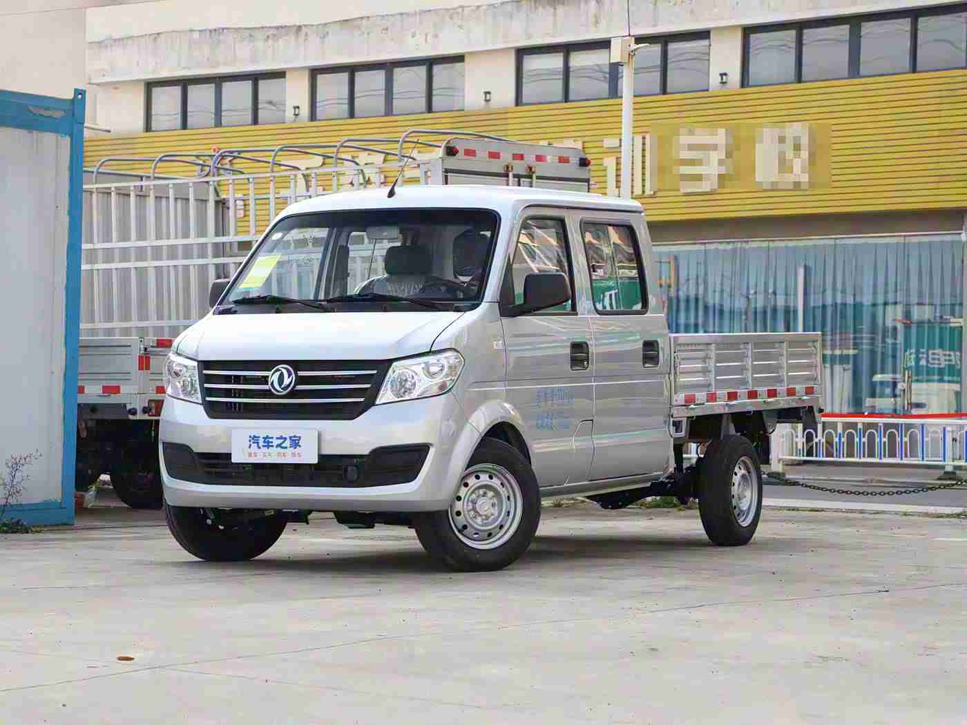 抱着老婆让朋友曰,温馨驾驭，智享未来——诠释新概念环保家轿-4