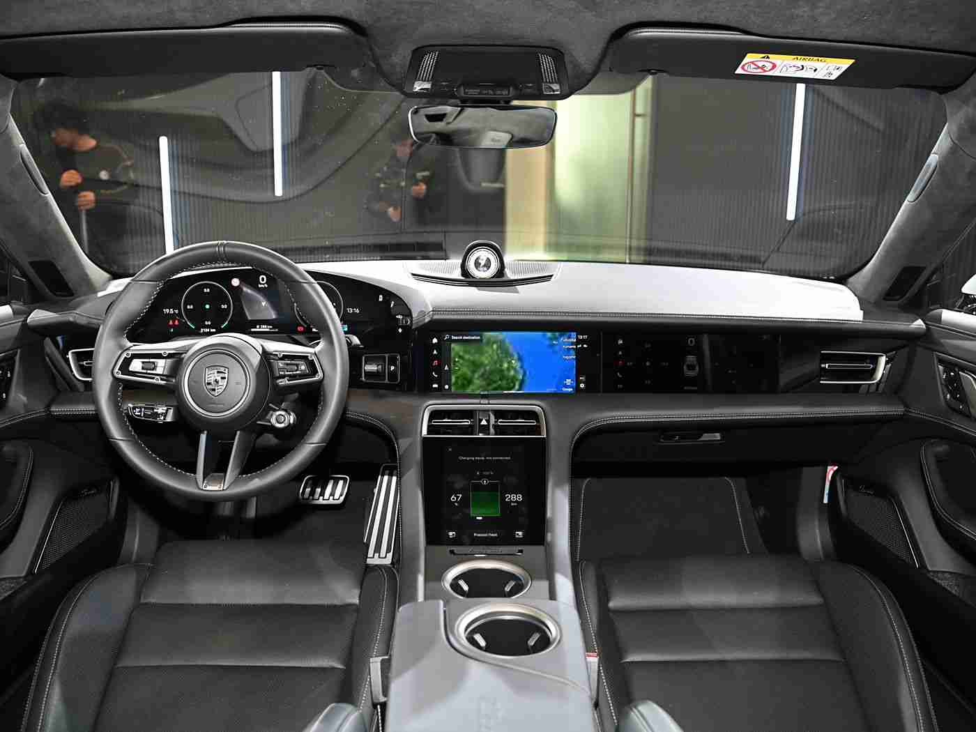 男生和女生打扑克,汽车盛宴中的智慧竞技:体验科技驾驶,共赏牌技风采-2