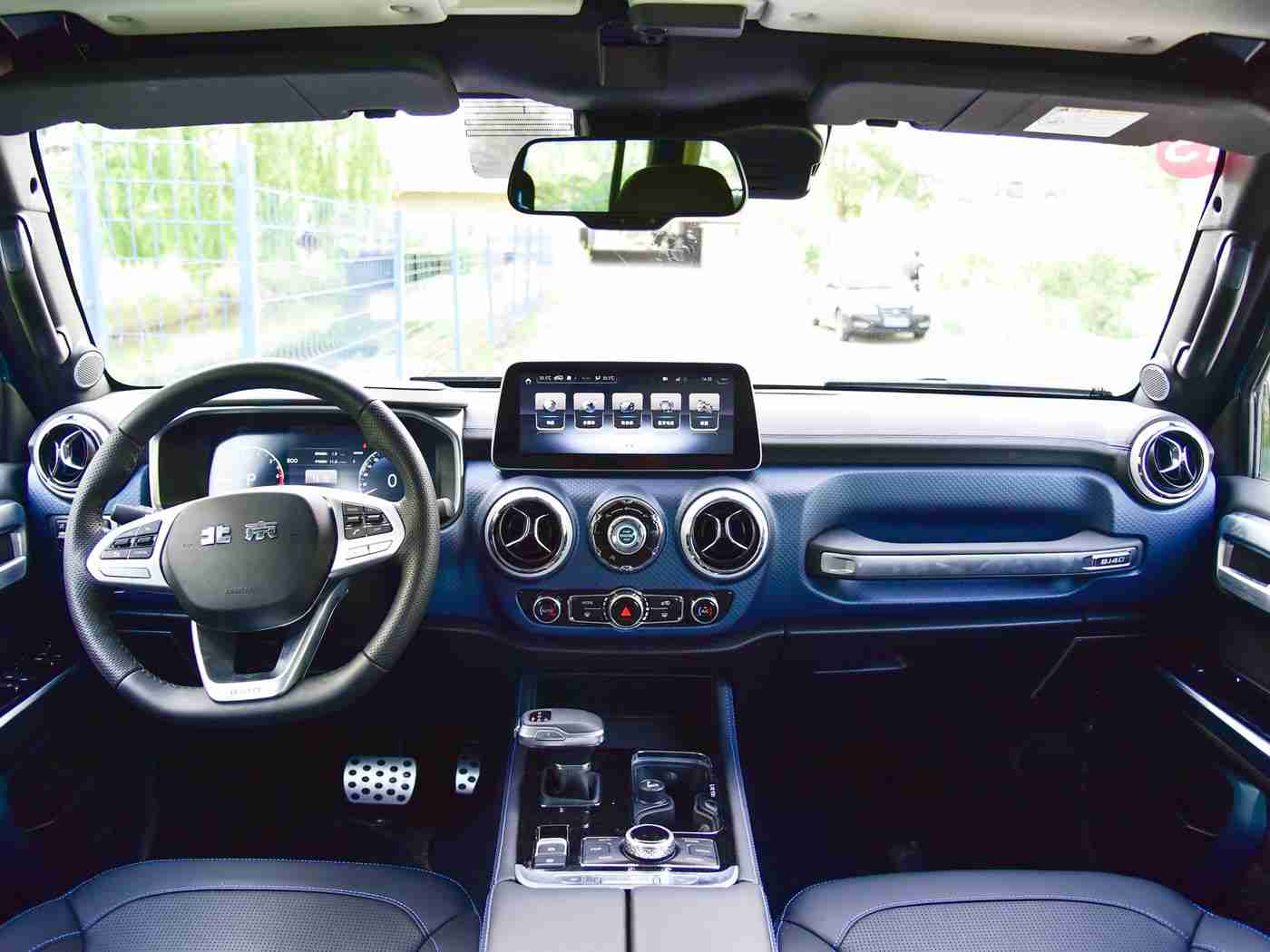 男生女生一起搓搓,汽车文化盛宴：男女嘉宾共鉴新能源汽车魅力，畅享互动驾驶乐趣-2