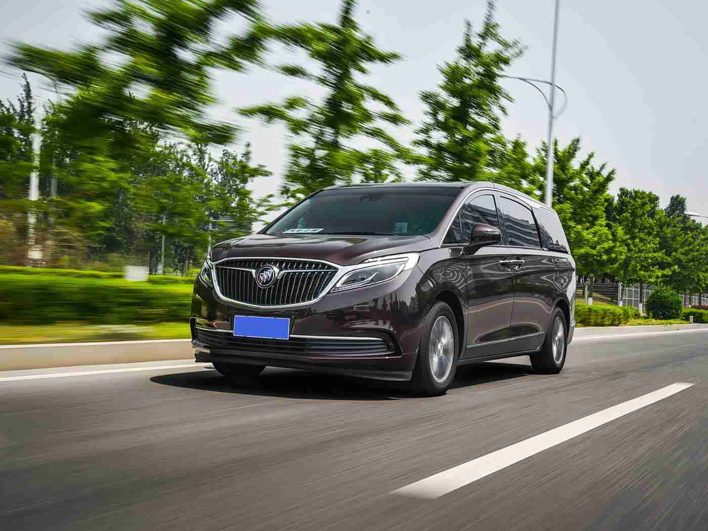 男生和女生一起插插,新能源汽车魅力绽放：男女车主共赏插电混动车型新体验-1