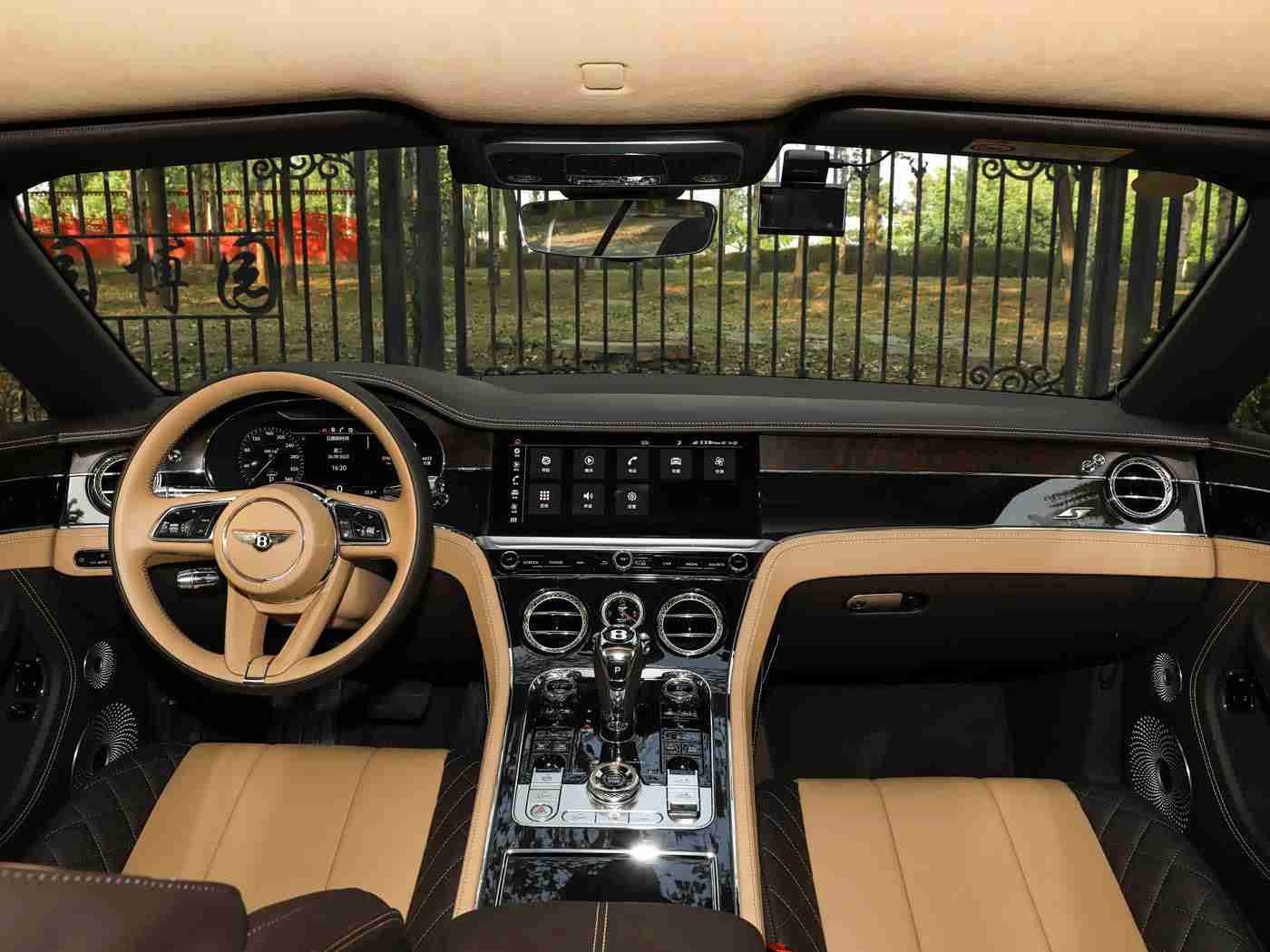 JuliaAnn与小伙子内谢,创新设计遇高效动力，全新车型引领行业潮流-4