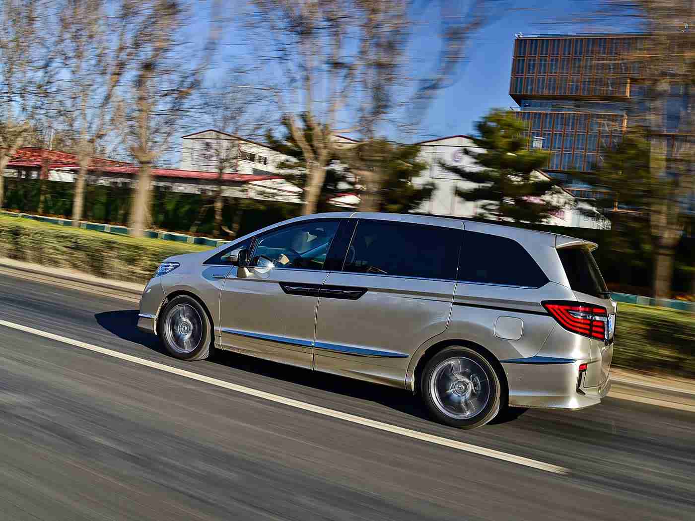 在床上打扑克牌,颠覆传统体验,智能床铺扑克牌汽车引领科技时尚潮流-2