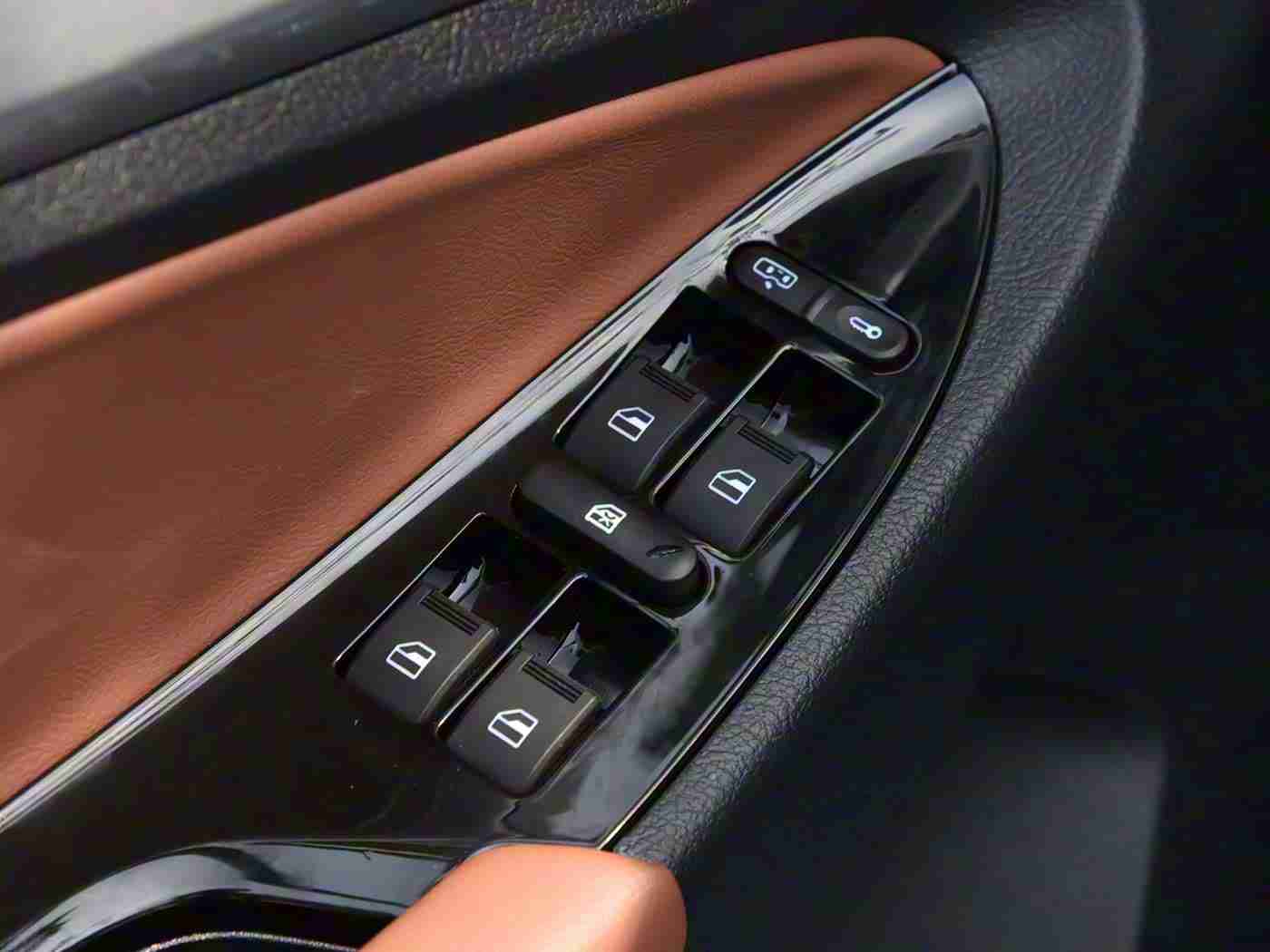 国产成人AV电影,国产SUV风头劲,科技魅力赢消费者青睐-1