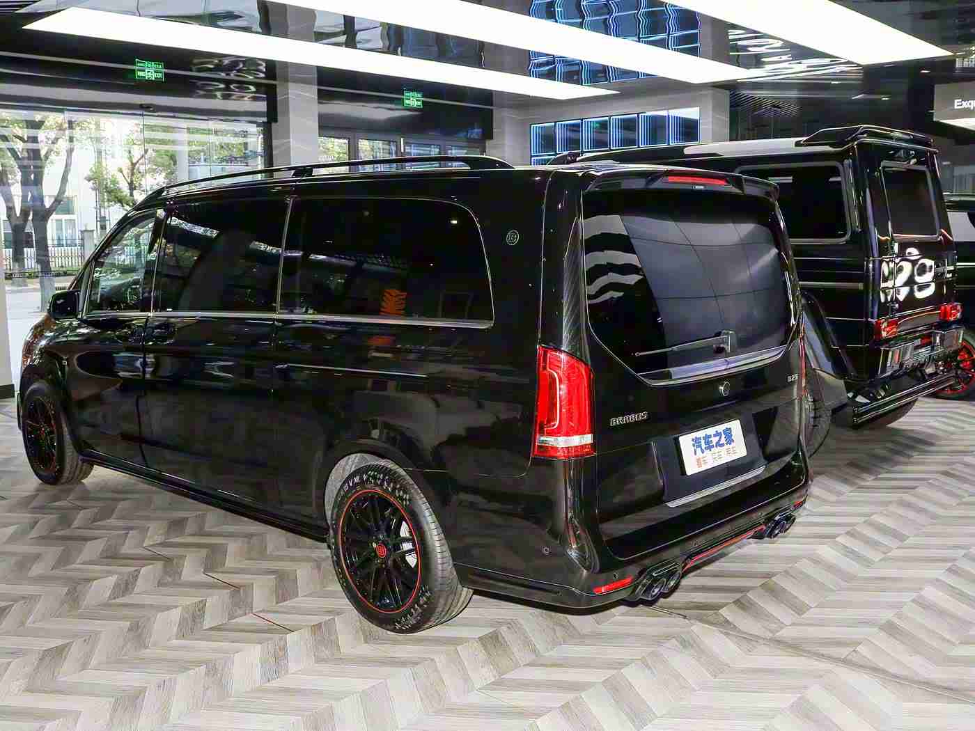 男生和女生一起插插插,“环保先锋，时尚动力：知名品牌发布插电混动新车，男女工程师默契合作引关注”-3