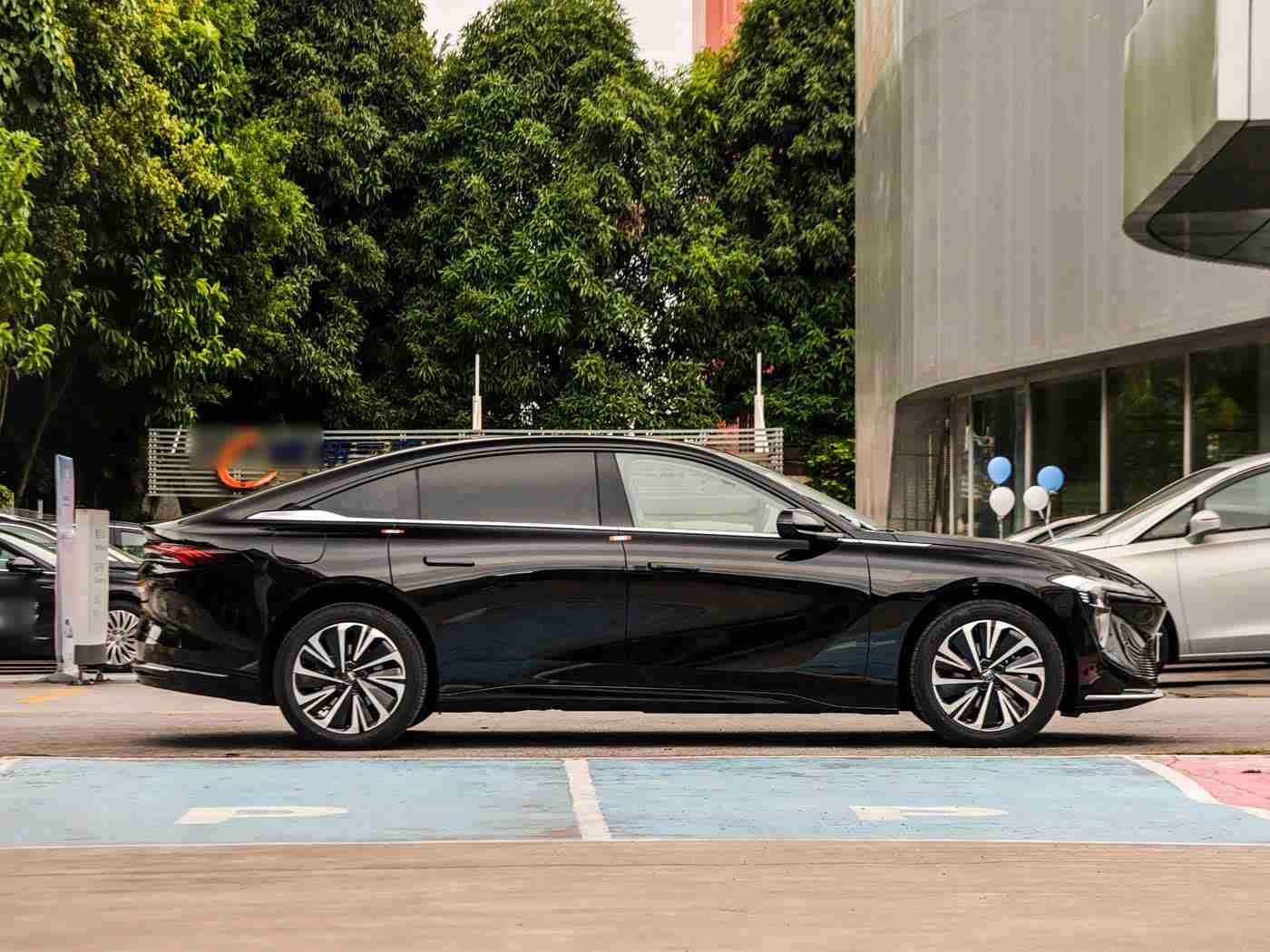 迪丽热巴被操视频,迪丽热巴携手豪华车型演绎跨界广告，时尚科技魅力引爆眼球-4