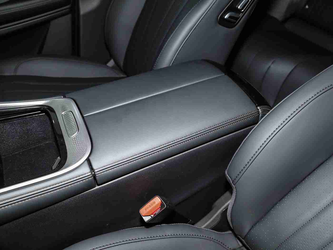 黄色软件下载每天三次,知名汽车品牌创新服务：每日三更新，打造极致驾驶体验，引领行业新潮流-3