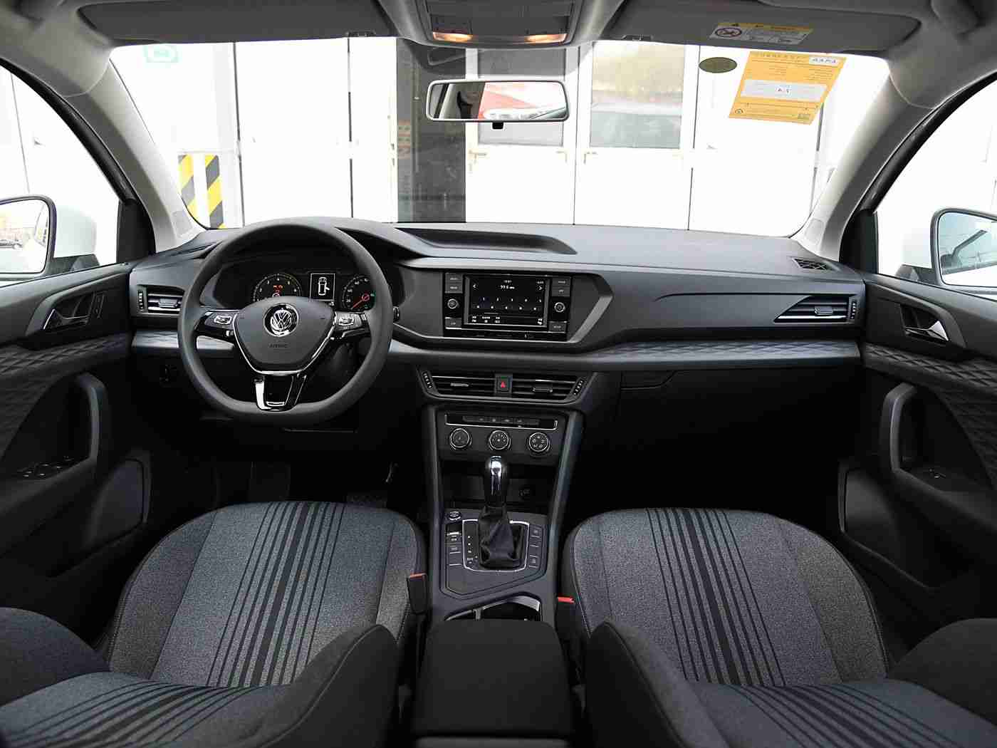 色就色 + 综合,色彩盛宴，科技驱动，个性化汽车新篇章-1