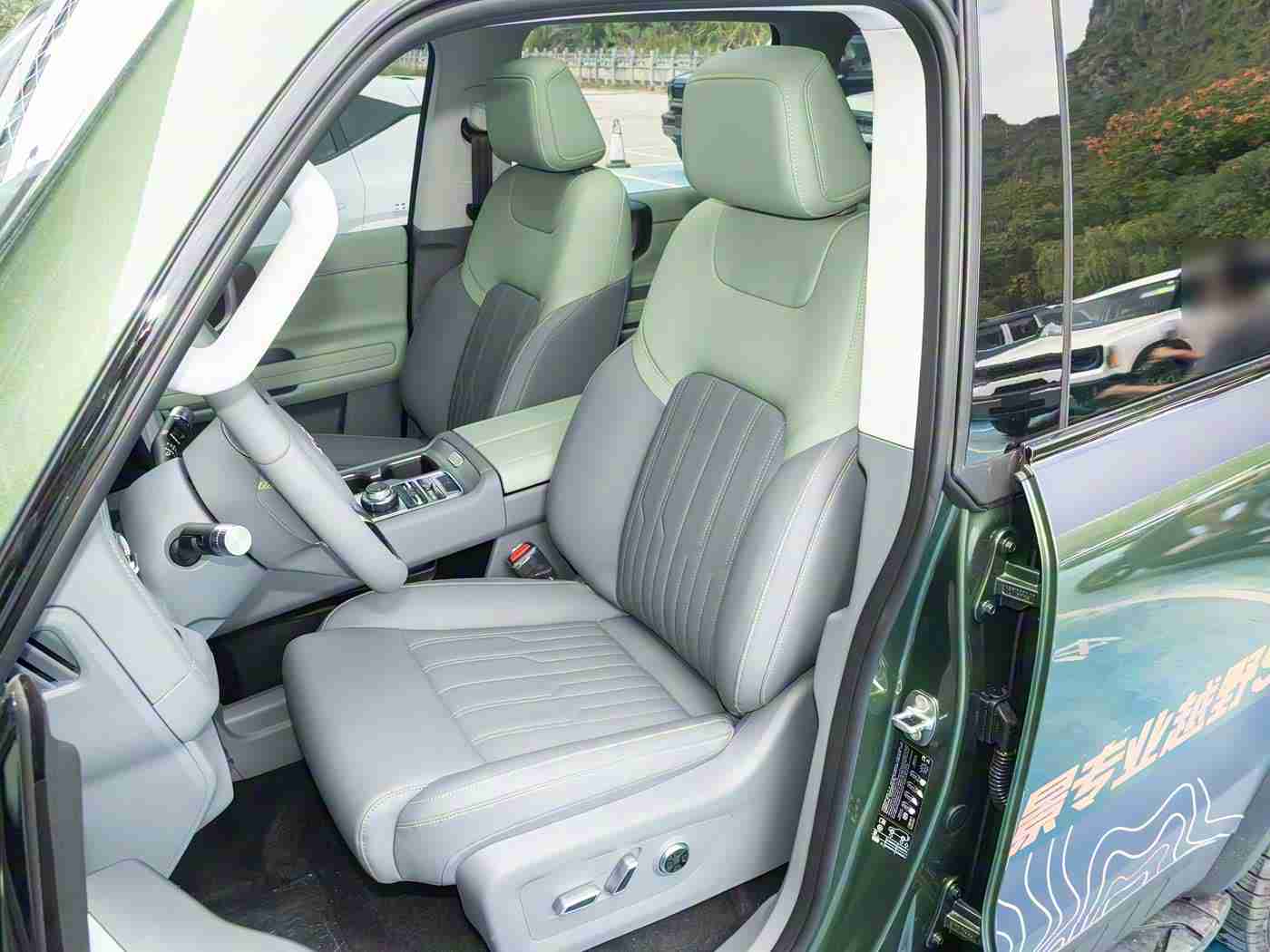 斗罗色游,汽车色彩盛宴来袭：车企创新融合科技时尚文化，打造个性化视觉盛宴-2