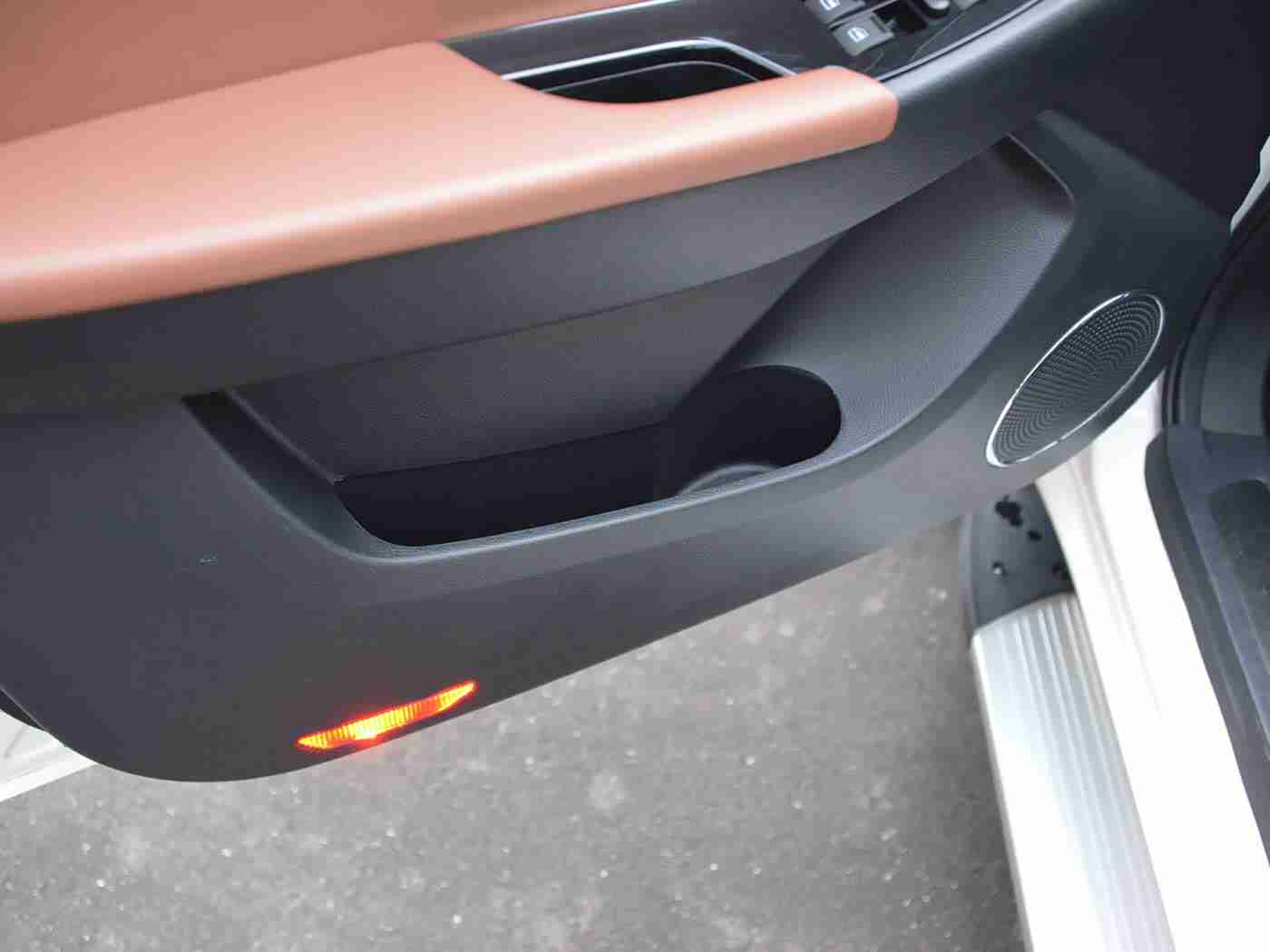 男生女生一起插插插,新能源潮流先锋，插电智驾，续航无忧，时尚豪华，价格亲民-2