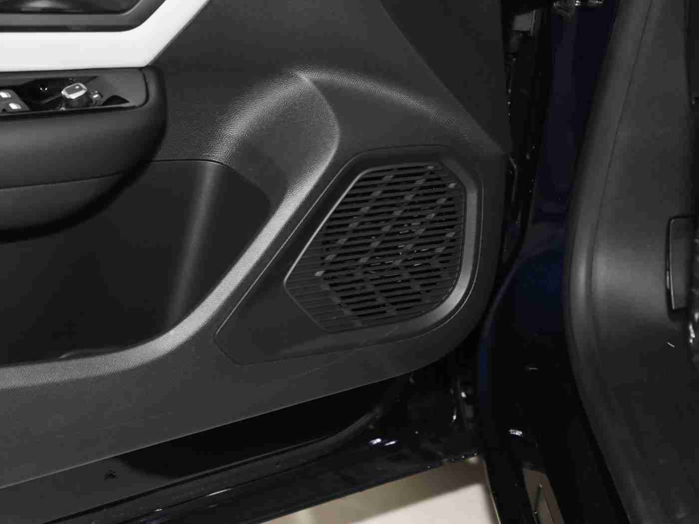 99热1,引领潮流先锋，智能环保新宠：全新车型亮相引业界瞩目-2