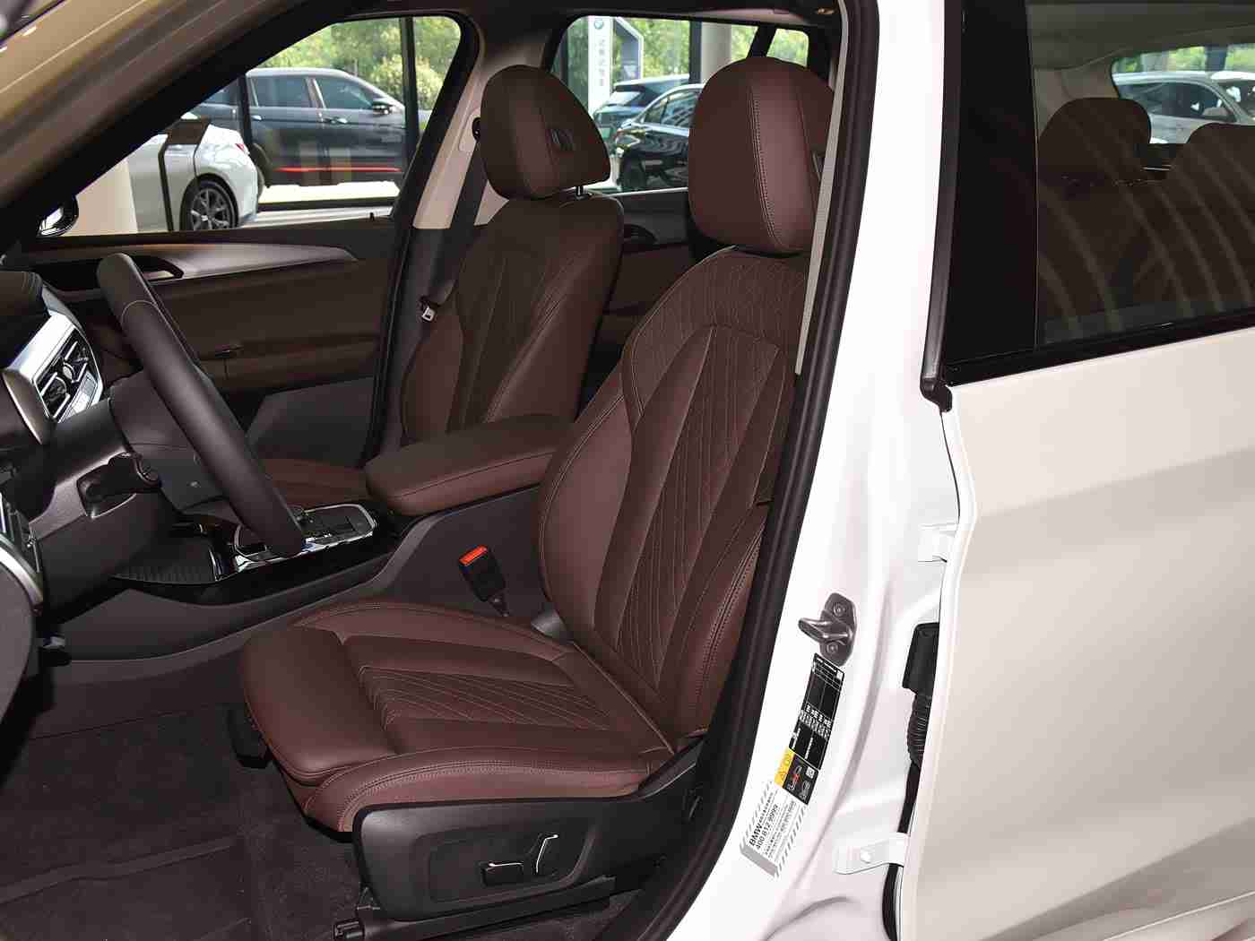 ,新能源汽车助力，亚一区汽车市场蓬勃发展，品牌竞争激烈-2