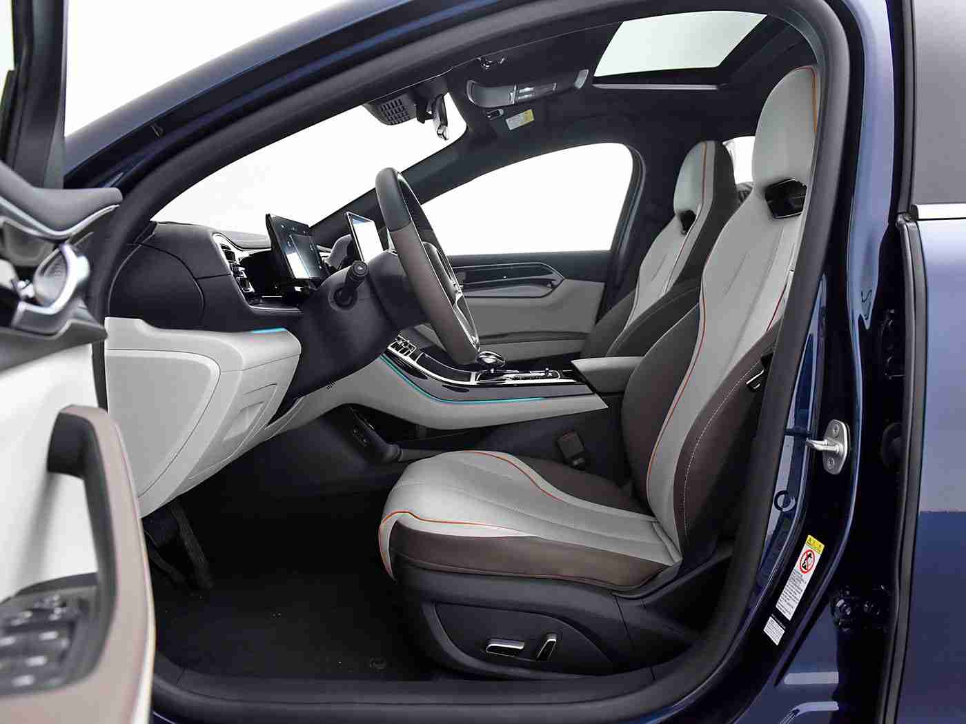 综合一区二区,新能源汽车翘楚，续航充电双优，智能化设计引领潮流，揭秘综合一区二区车型魅力-3