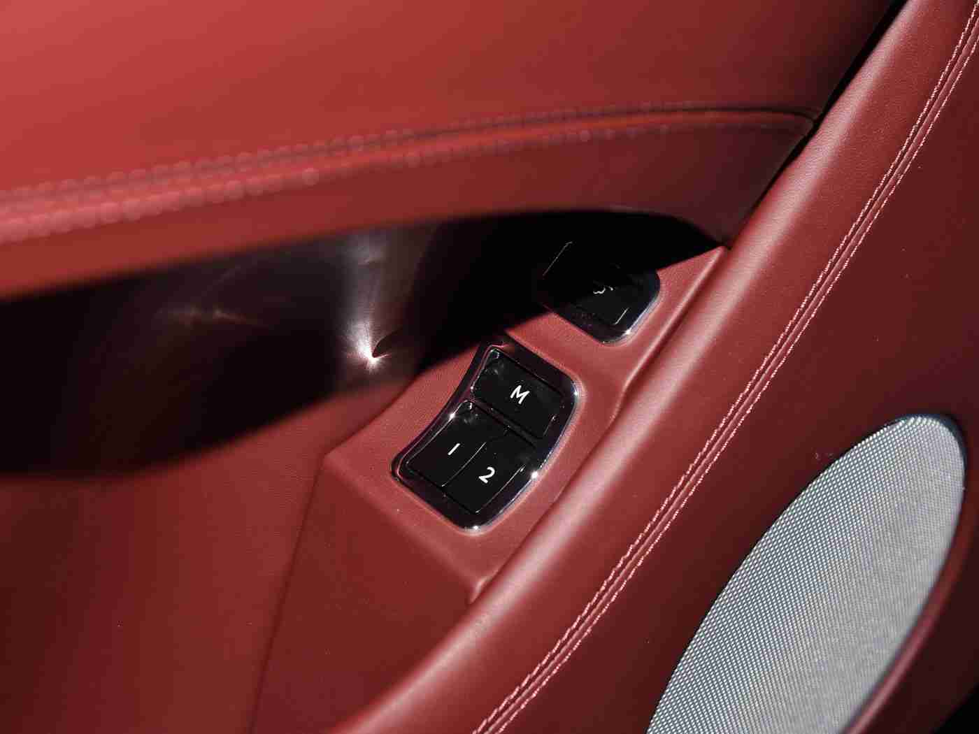 被女同桌调教成袜奴脚奴,“调教脚感至上,智能豪华驾驭新潮流”-2