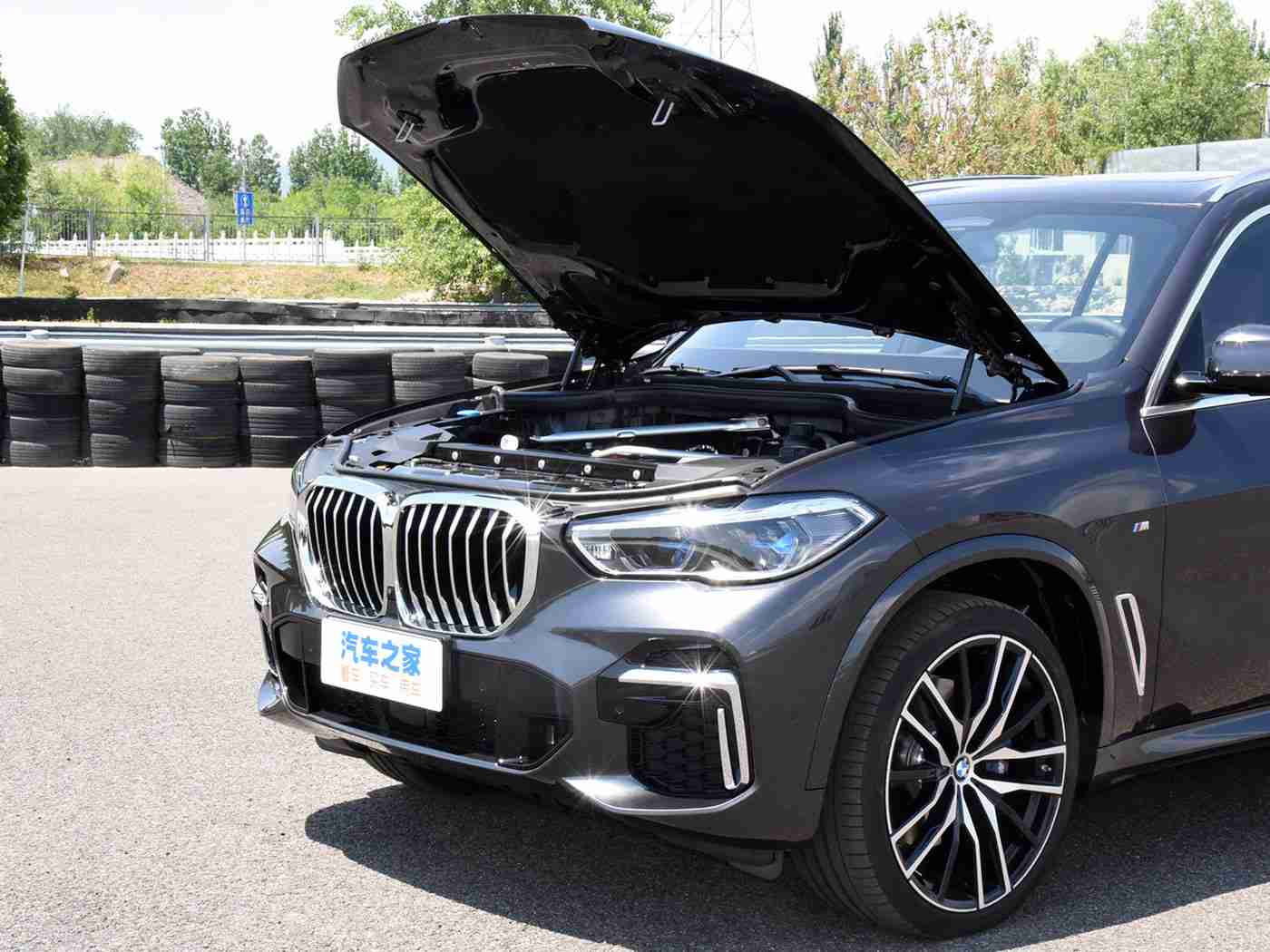 中国少妇XXX,豪华轿车新潮流：中国女神驾驭XXX，引领时尚驾驶体验-3