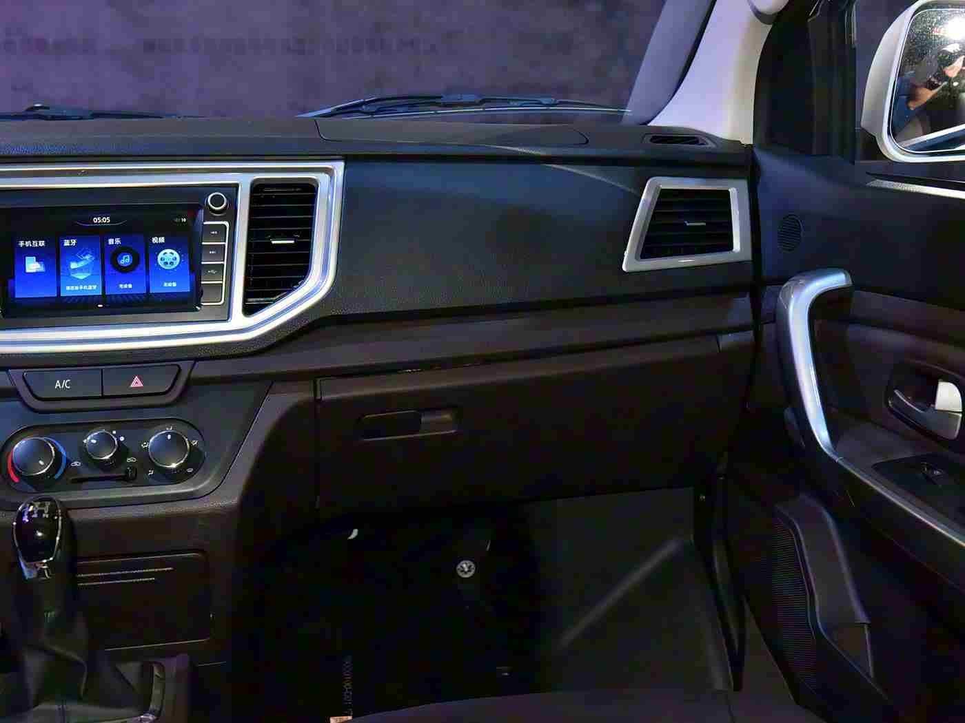 红豆2.0,智能领航，节能先锋：全新车型惊艳亮相，颠覆驾驶新体验-3