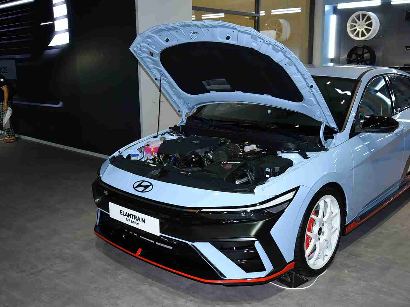 一级调色大片的经典实例图片,“色彩革新领航，独特设计惊艳亮相：汽车行业新风向标一瞥”-2