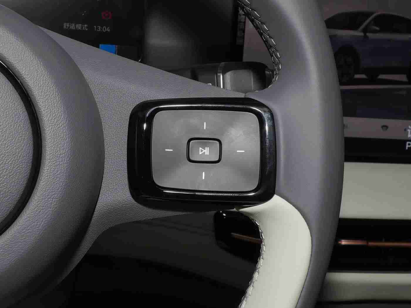 打扑克两人剧烈运动,汽车发烧友激情竞技，赛车场“极限挑战”展惊人才华-2