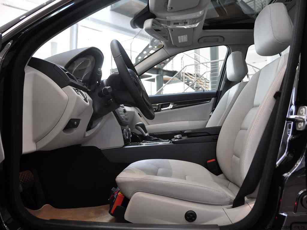 成人黄色软件,汽车辅助新体验：智能导航娱乐一应俱全，独特特色引领驾驶潮流-1