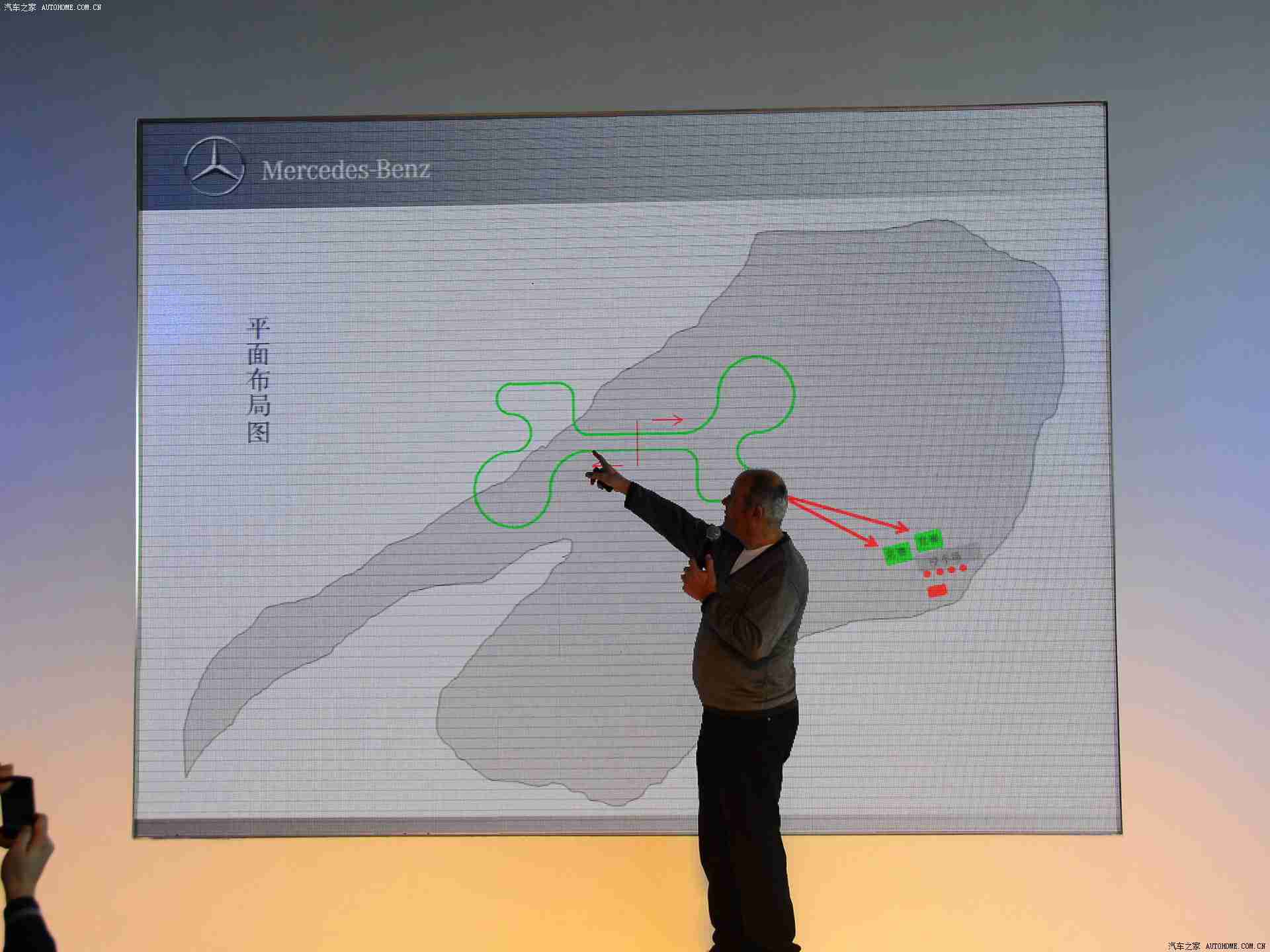 男生和女生一起差差差轮滑鞋,男女同台竞技，轮滑鞋赛事展现汽车文化新风采-1
