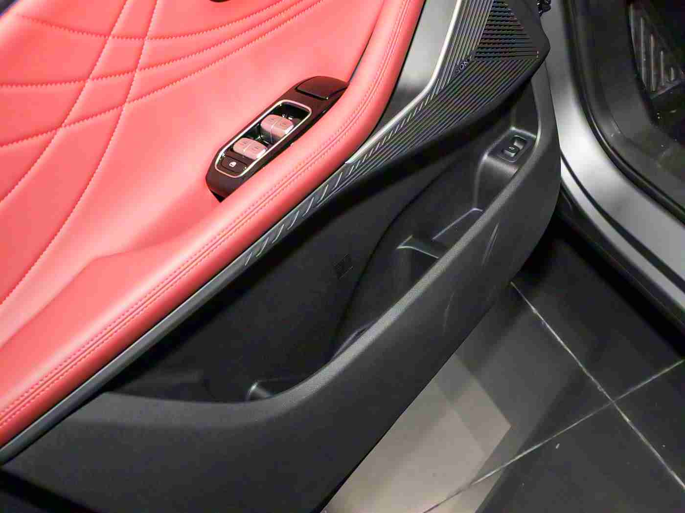 我让娇妻尝试黑老外3p,黑老外3P汽车惊艳亮相,奢华内饰与卓越性能受好评-2