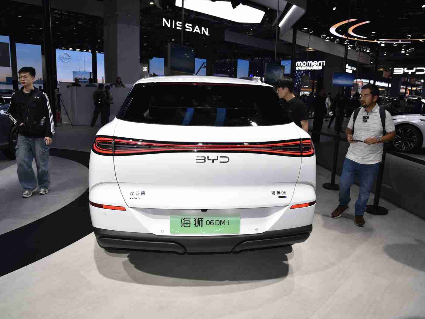 男人和女人打扑克,汽车品牌创新互动:轻松扑克游戏助力提升品牌形象,吸引年轻消费者关注-4