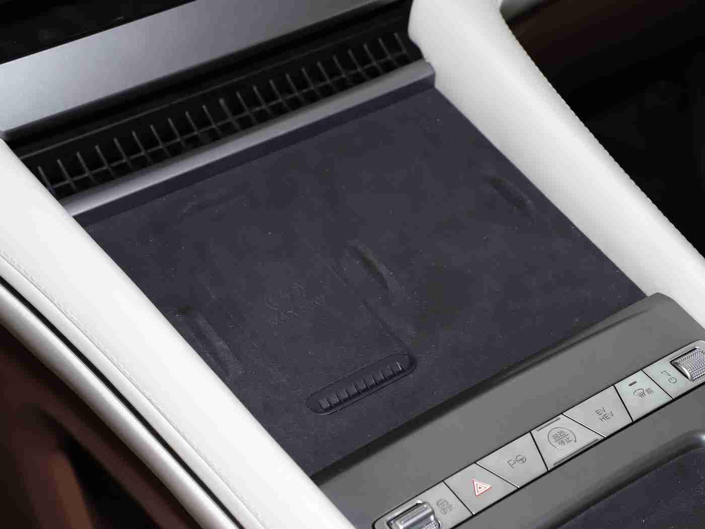 与亲女洗澡伦了69,“亲女汽车热销引关注：家庭温馨座驾，科技配置升级，智能语音助手助你驾驭未来”-1