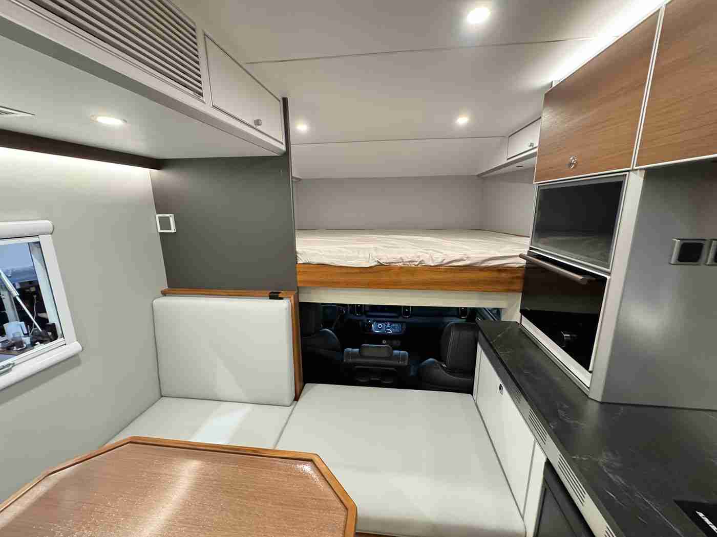 红桃视频在线,智驾新潮流，某品牌SUV引领未来出行风尚-1