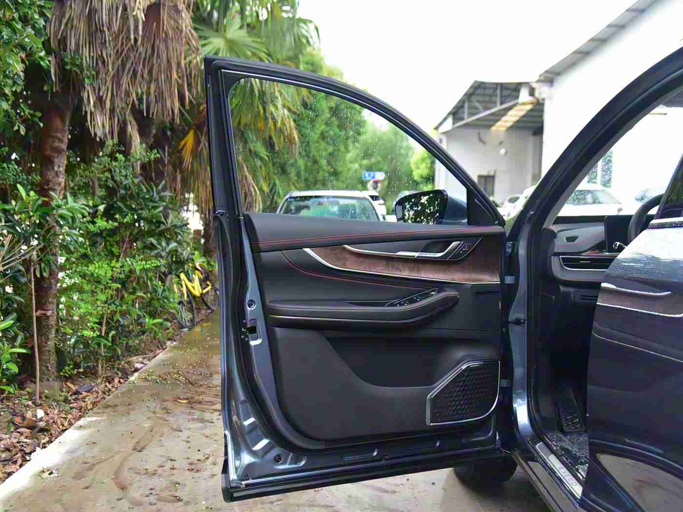 下载黄色,5G赋能,智能出行新纪元:创新“实时路况”功能引热议,新车上市颠覆驾驶体验-2