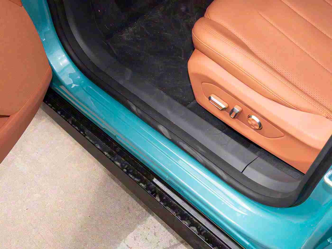 男生操女生的软件,智能驾驶挑战：汽车行业如何应对“色情软件”操控风波-1