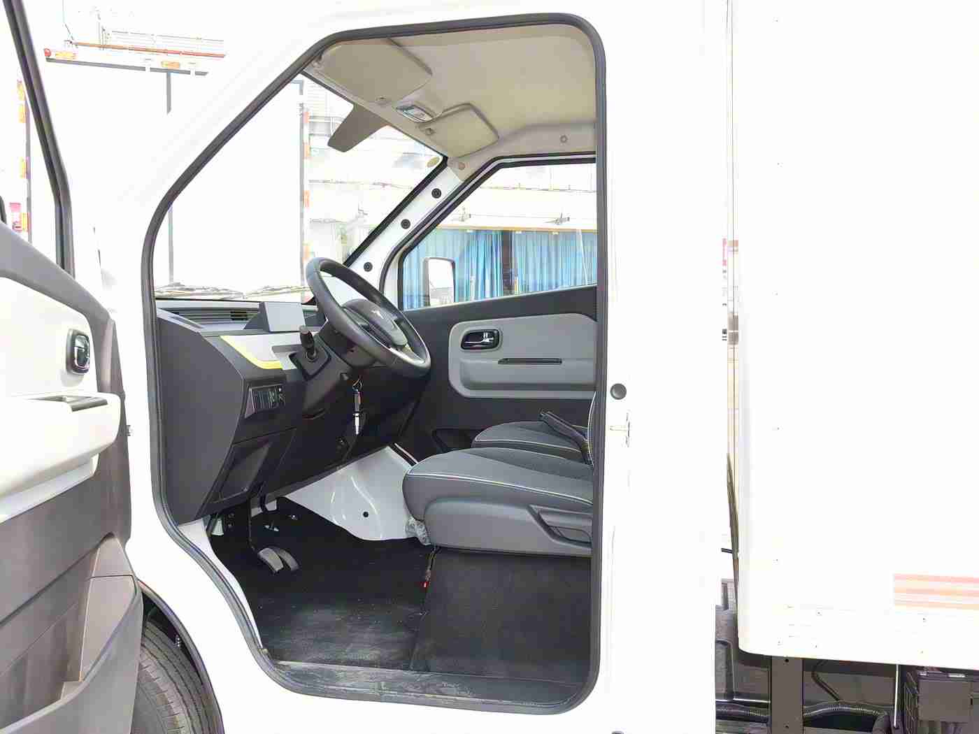 艳女TV,未来驾驶新宠，极简科技美学，驾驭非凡体验-1