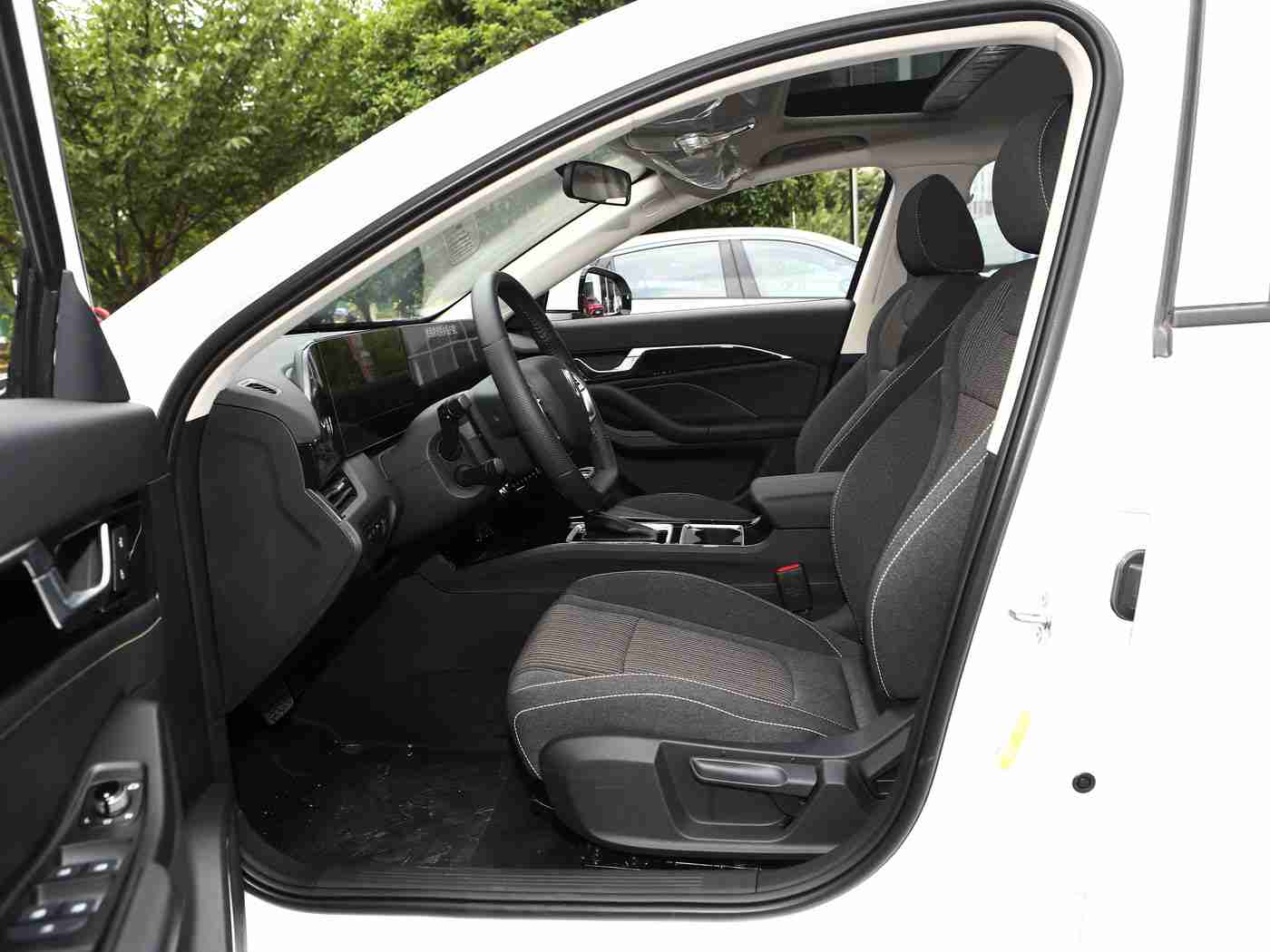 男生女生一起差差,独具魅力，满足男女需求：新车型引领市场时尚风潮-2