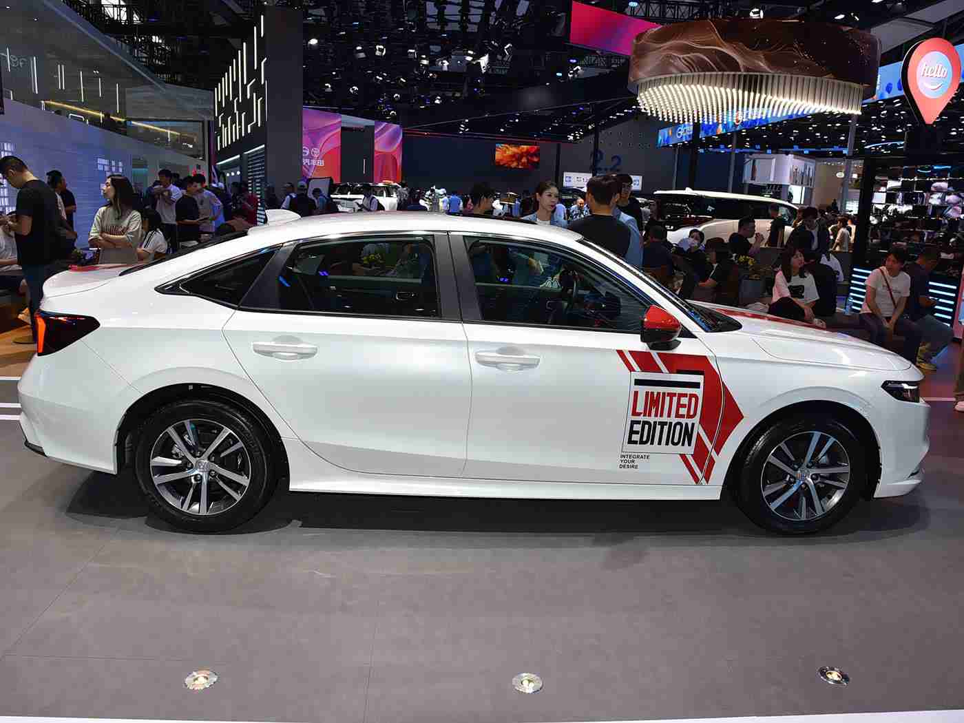 香蕉插进桃子里,“创新弧线，未来桃韵——智能环保新驾界”-1