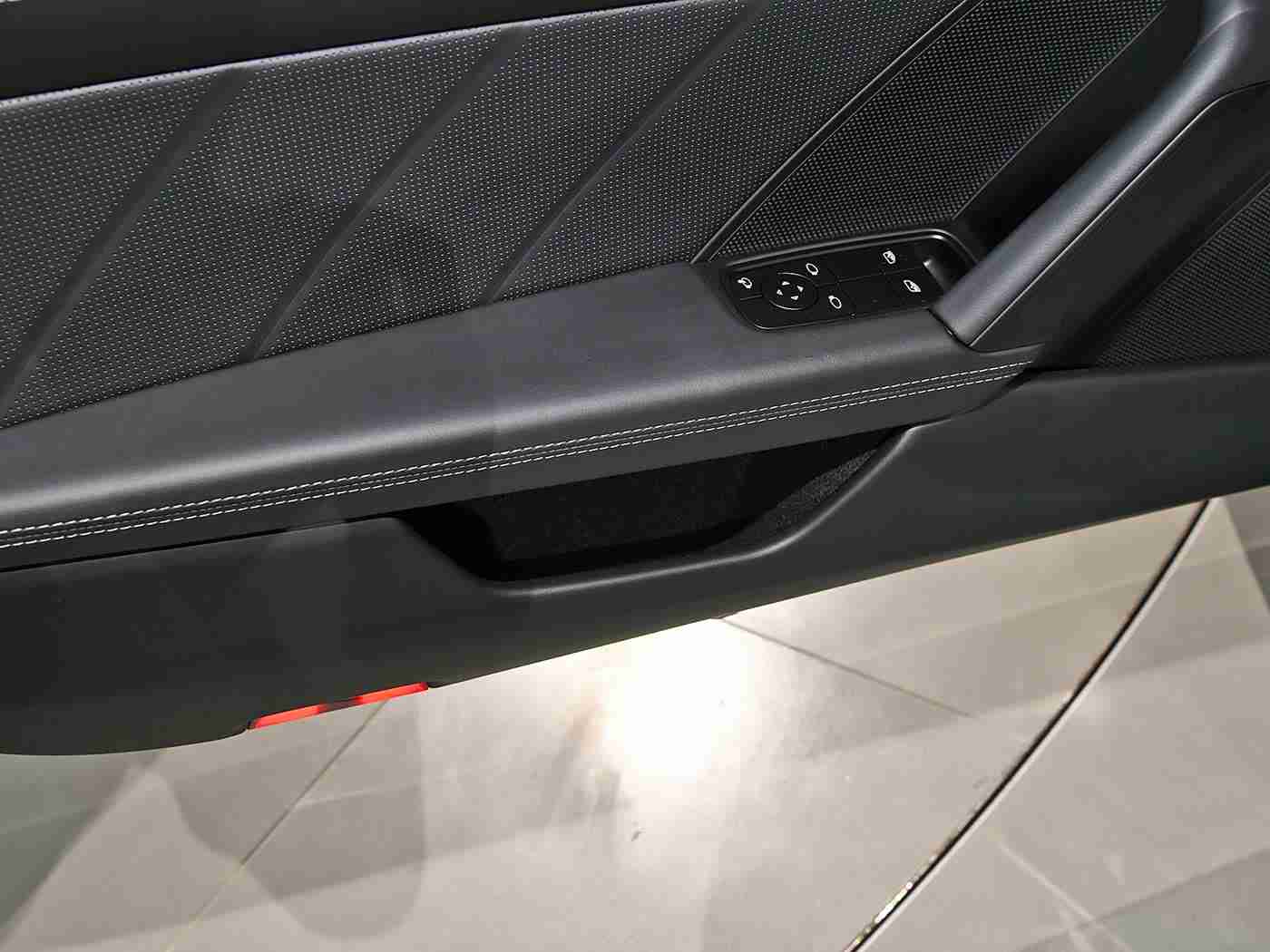 综合一区二区,新能源汽车翘楚，续航充电双优，智能化设计引领潮流，揭秘综合一区二区车型魅力-1