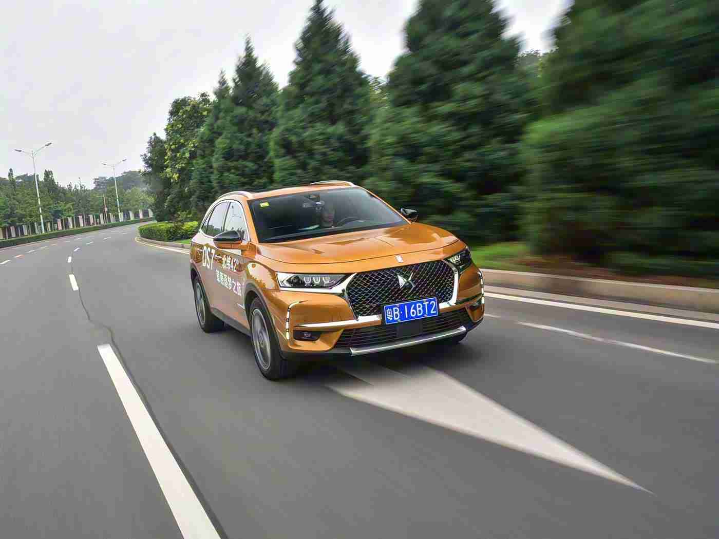 黄色3.0.3,“科技领航，动感来袭：全新车型引爆市场，引领汽车行业新潮流”-3